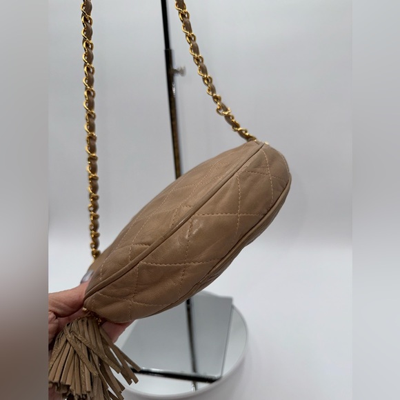 Chanel-Authentic-Vintage- Round Tassel Crossbody Bag Quited Gold matelasse chain - Picture 9 of 14